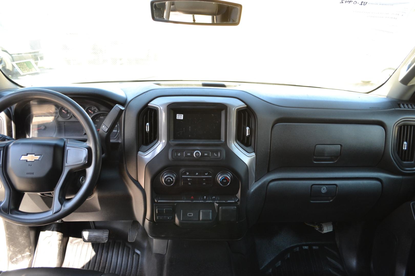 2020 WHITE /BLACK CHEVROLET 2500HD with an V8 6.6L GASOLINE engine, 6SPD AUTOMATIC transmission, located at 9172 North Fwy, Houston, TX, 77037, (713) 910-6868, 29.887470, -95.411903 - 8.5FT FLATBED, GOOSENECK HITCH, 4X4, 10,850LB GVWR , CREW CAB, WB: 158", REVERSE CAMERA, POWER WINDOWS, LOCKS & MIRRORS, TOOLBOX - Photo#13